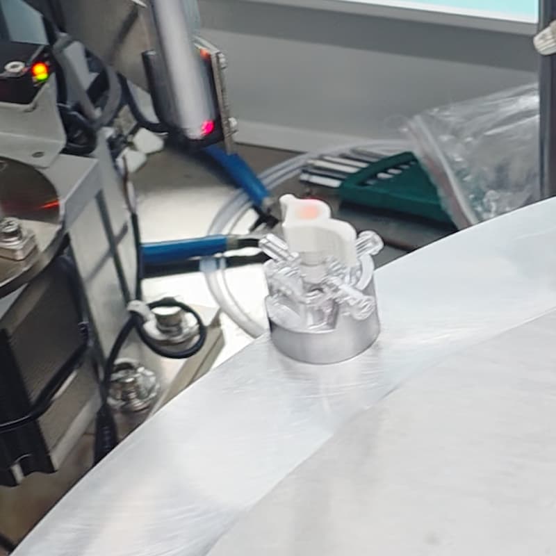 Automatic silicone oil injection station for Synrit three-way valve production
